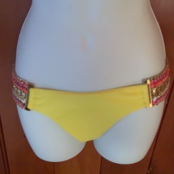 Bikini - Picture 3 of 5